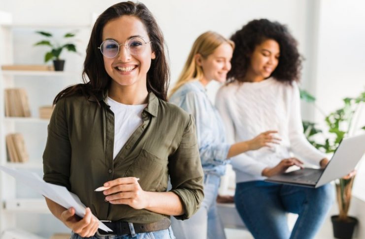 Liderança feminina ainda enfrenta obstáculos para assumir cargos de alta gestão no Brasil