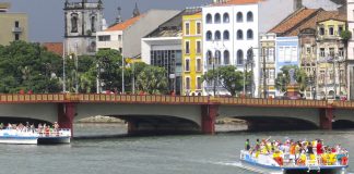 No Dia dos Manguezais, jovens do Recife participam de aula pública em catamarã