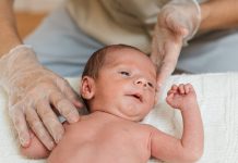 Seu bebê fica sempre com a cabecinha virada pro mesmo lado? Pode ser Torcicolo Congênito!