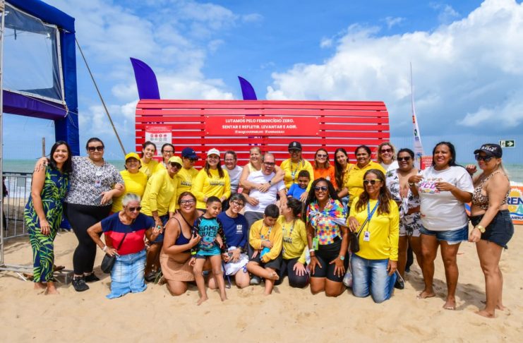 Prefeitura do Jaboatão recebe mais um banco vermelho, alusivo ao combate à violência contra a mulher