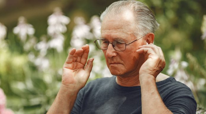 O perigo do som alto: hábitos do dia a dia estão acelerando a perda auditiva, alerta especialista