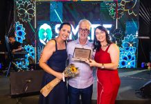 Chico Carlos agradece pela homenagem recebida do SIMEPE, em reconhecimento aos 29 anos de trabalho, dedicação e compromisso com a entidade sindical