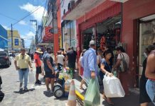 Material escolar movimenta lojas no Centro do Recife