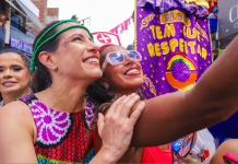 No domingo de Carnaval, governadora Raquel Lyra acompanha de perto a alegria e tradição dos papangus de Bezerros