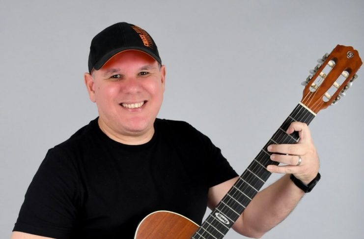 Hotel Intercity Suape Costa Dourada promove happy hour, com o cantor Pablo Rogério