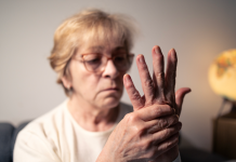 Dia Mundial de Conscientização da Doença de Parkinson: especialista explica quando ligar o sinal de alerta para a doença