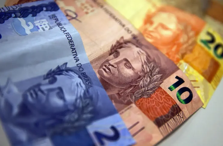 Aposentados e pensionistas do INSS começam a receber 13º nesta sexta