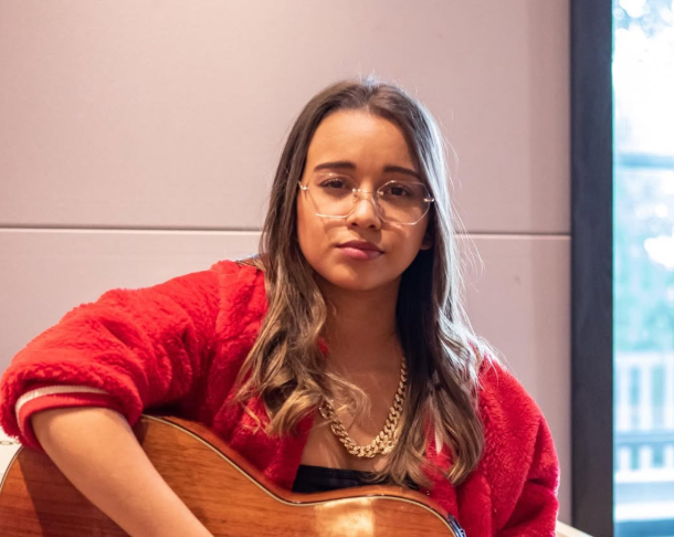 Shopping Costa Dourada promove show da cantora Vikki no sábado (4)