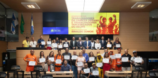 Garis e trabalhadores terceirizados são homenageados na Câmara Municipal do Recife