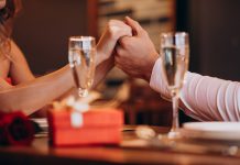 Estudantes de Gastronomia do Senac PE promovem jantar temático inspirado na Grécia, para o Dia dos Namorados