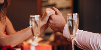 Estudantes de Gastronomia do Senac PE promovem jantar temático inspirado na Grécia, para o Dia dos Namorados