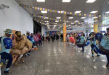 Aeroporto de Petrolina recebe turistas em clima de São João, com apresentações culturais e muito forró