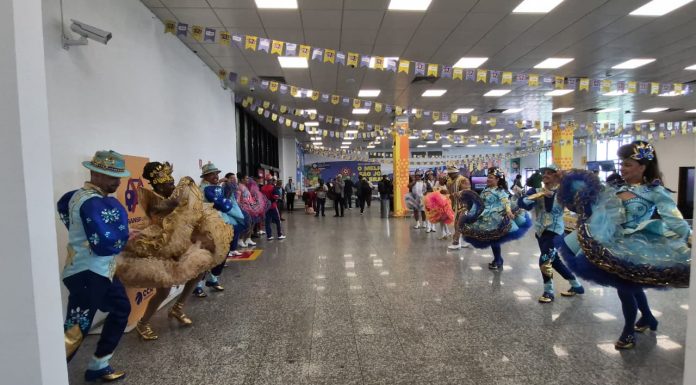 Aeroporto de Petrolina recebe turistas em clima de São João, com apresentações culturais e muito forró