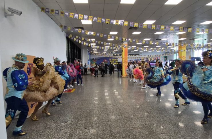 Aeroporto de Petrolina recebe turistas em clima de São João, com apresentações culturais e muito forró