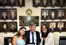 Tadeu Calheiros entrega Voto de Aplauso pelos 25 anos da Brava Comunicação