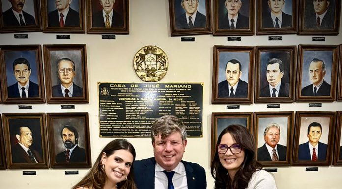 Tadeu Calheiros entrega Voto de Aplauso pelos 25 anos da Brava Comunicação