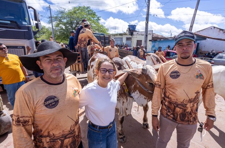 Deputada estadual Débora Almeida prestigia a 1ª Festa de Carros de Boi