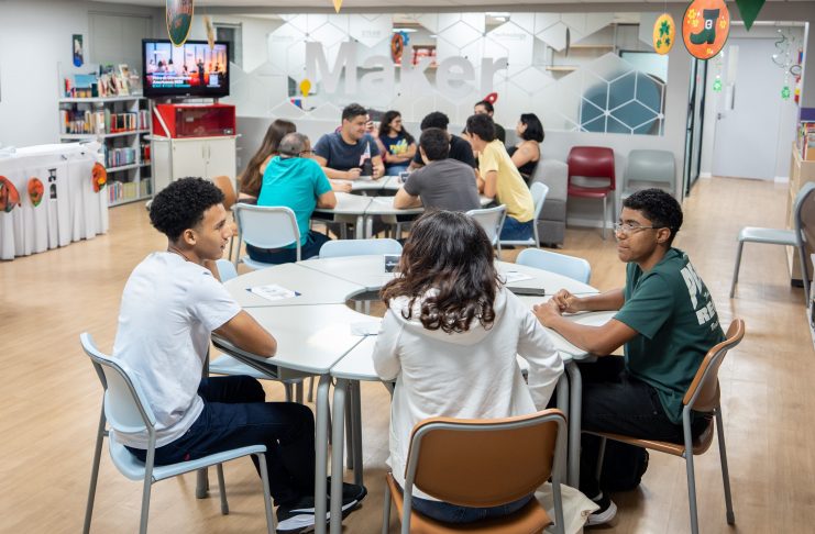 Aprender um idioma com um amigo pode reduzir as chances de desistência dos estudos