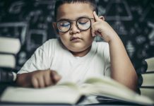 Volta às aulas pode ajudar a identificar casos de miopia infantil; especialista orienta sobre os sinais de alerta