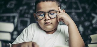 Volta às aulas pode ajudar a identificar casos de miopia infantil; especialista orienta sobre os sinais de alerta