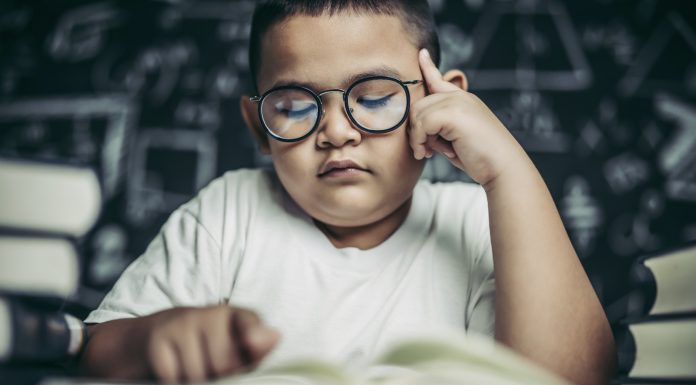 Volta às aulas pode ajudar a identificar casos de miopia infantil; especialista orienta sobre os sinais de alerta