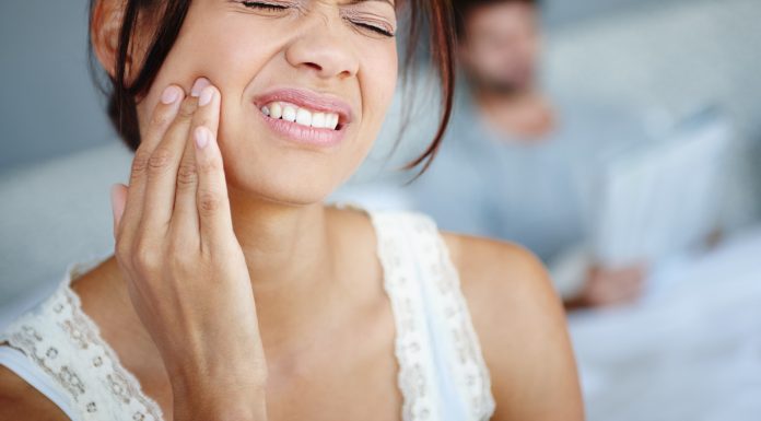 Bruxismo vai além do ranger dos dentes e pode indicar alterações no sono, estresse e problemas respiratórios
