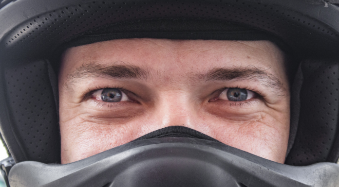 Dia do Motociclista alerta para os riscos que velocidade, vento e poeira representam à saúde dos olhos