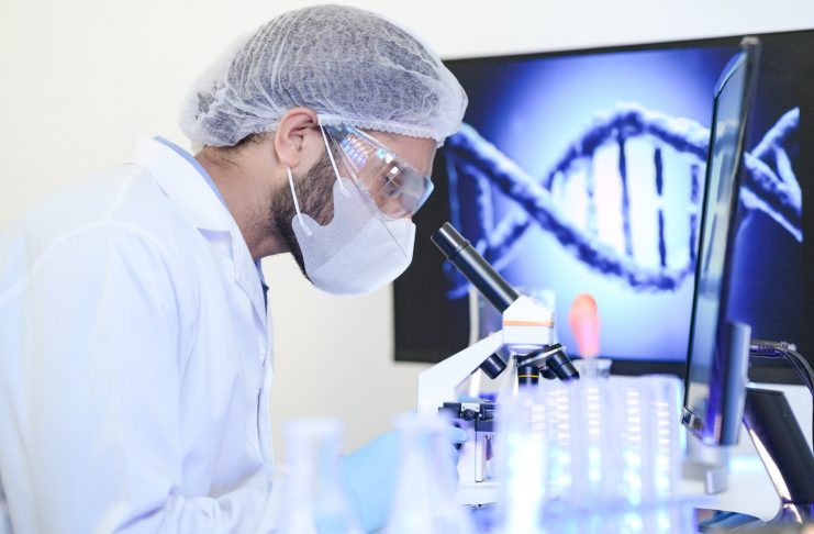 Há 40 anos, a genética médica já ajudava a decifrar doenças. Hoje, transforma diagnósticos, tratamentos e o futuro da medicina