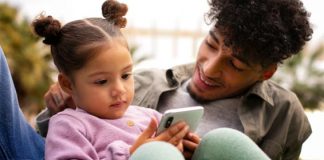 Posso espiar o celular do meu filho?