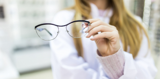Sociedade Goiana de Oftalmologia alerta para os perigos dos exames de vista realizados por profissionais não-médicos