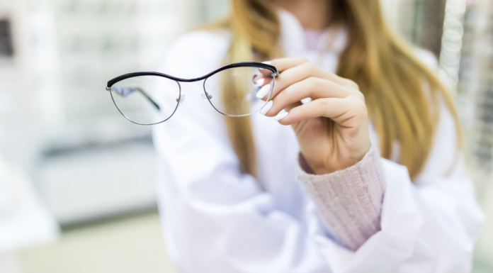 Sociedade Goiana de Oftalmologia alerta para os perigos dos exames de vista realizados por profissionais não-médicos
