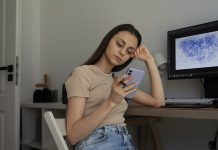 Postura no uso do celular e notebook acende alerta para epidemia silenciosa de dores cervicais