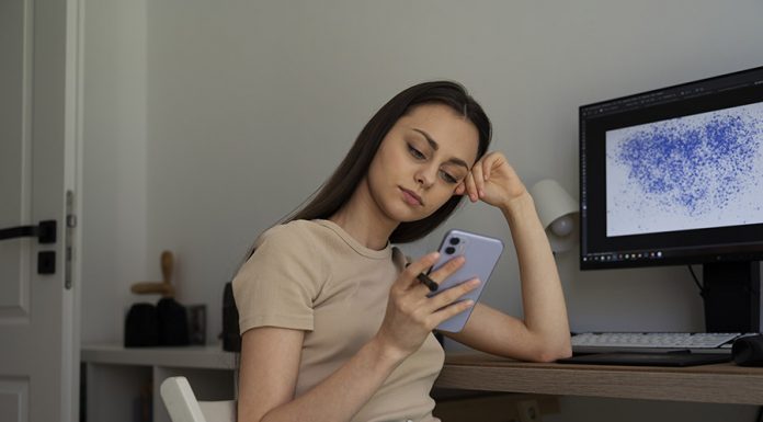 Postura no uso do celular e notebook acende alerta para epidemia silenciosa de dores cervicais