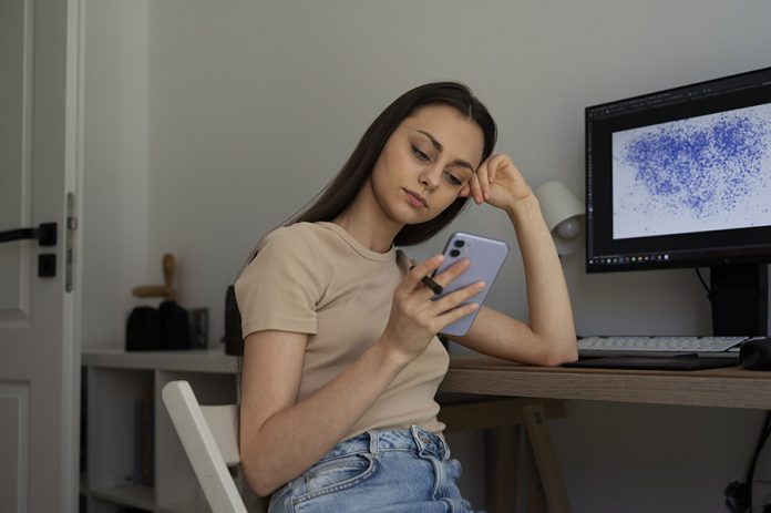 postura celular e notebook - freepik