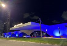 Recife Expo Center ilumina fachada de azul em apoio ao Dia Mundial da Conscientização da Síndrome do X Frágil