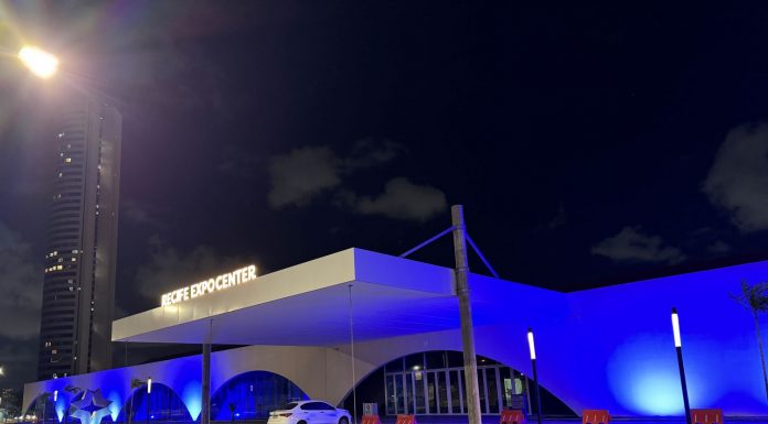 Recife Expo Center ilumina fachada de azul em apoio ao Dia Mundial da Conscientização da Síndrome do X Frágil