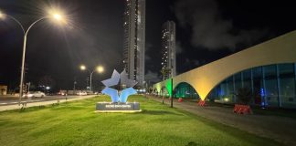 Recife Expo Center ilumina fachada nas cores verde e amarelo, em apoio às campanhas de conscientização de julho