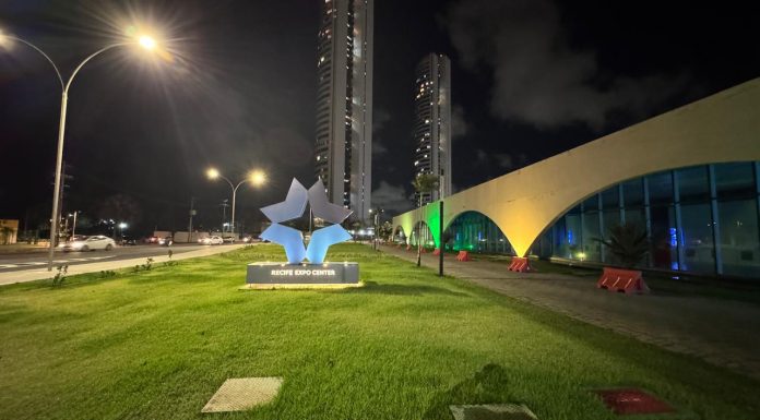 Recife Expo Center ilumina fachada nas cores verde e amarelo, em apoio às campanhas de conscientização de julho