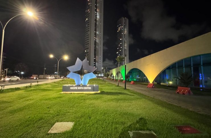Recife Expo Center ilumina fachada nas cores verde e amarelo, em apoio às campanhas de conscientização de julho