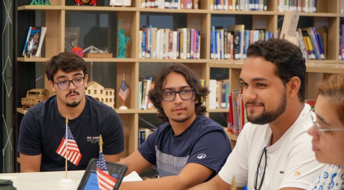 Evento gratuito no Recife combina café e conversação para incentivar a prática do inglês