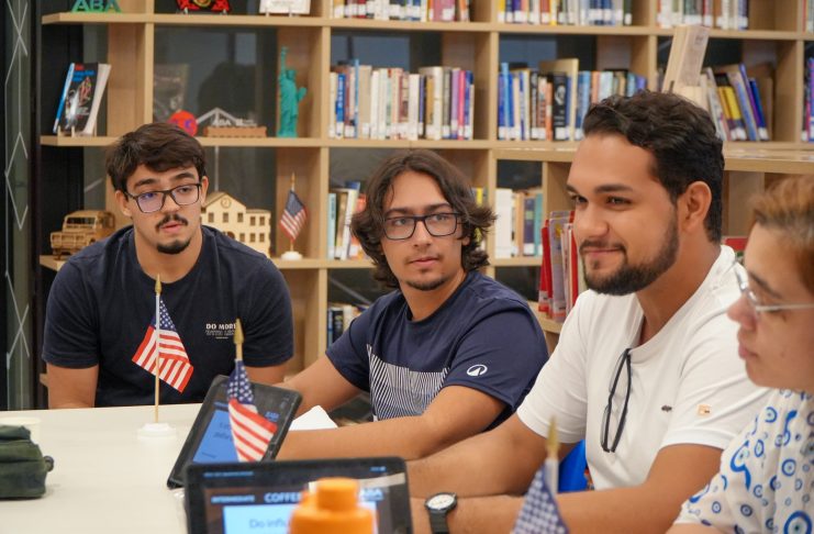 Evento gratuito no Recife combina café e conversação para incentivar a prática do inglês