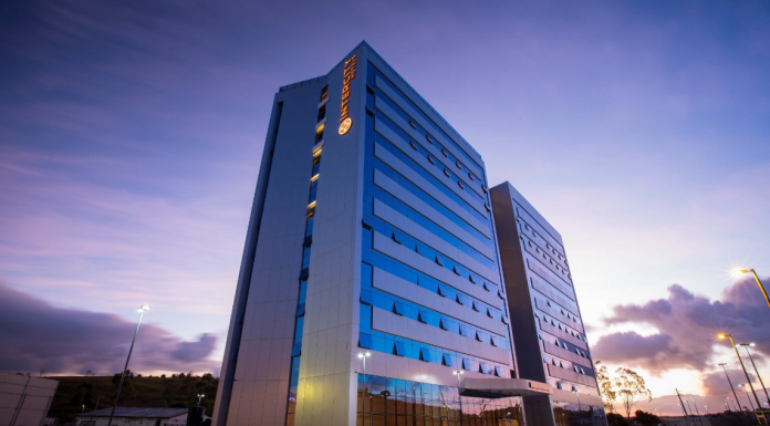 Hotel Intercity Costa Dourada promove happy hour com o cantor Lucas