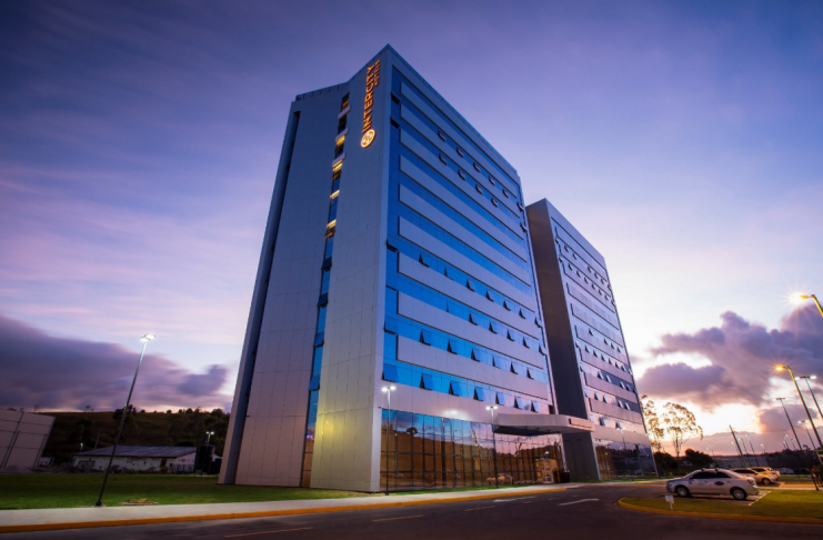 Hotel Intercity Costa Dourada promove happy hour com o cantor Lucas