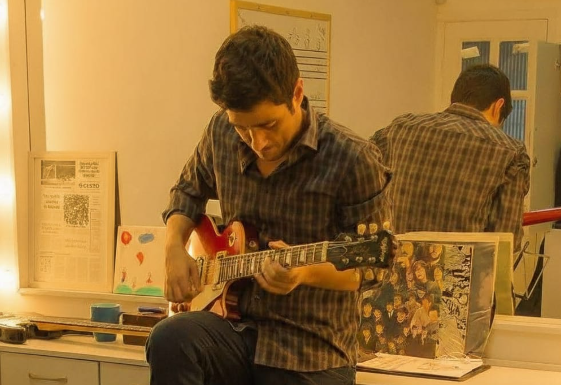 Espetáculo no Recife celebra a magia dos grandes Festivais da MPB com show de Leandro Silva