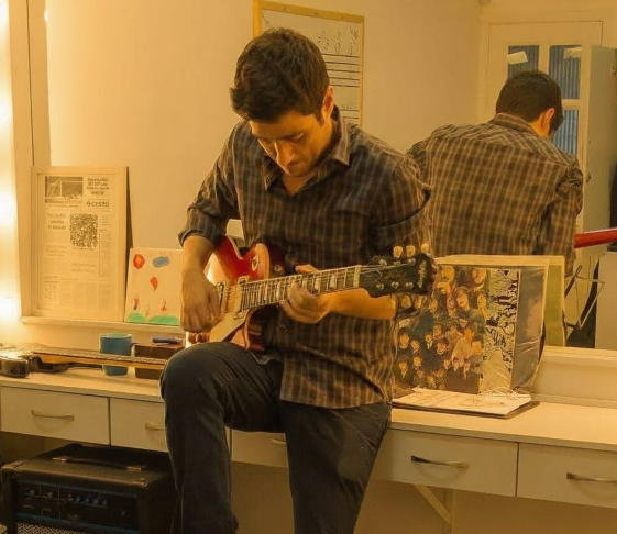 Espetáculo no Recife celebra a magia dos grandes Festivais da MPB com show de Leandro Silva