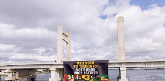 Ativistas realizam ato na Ponte Presidente Dutra pela importância do voto em trânsito