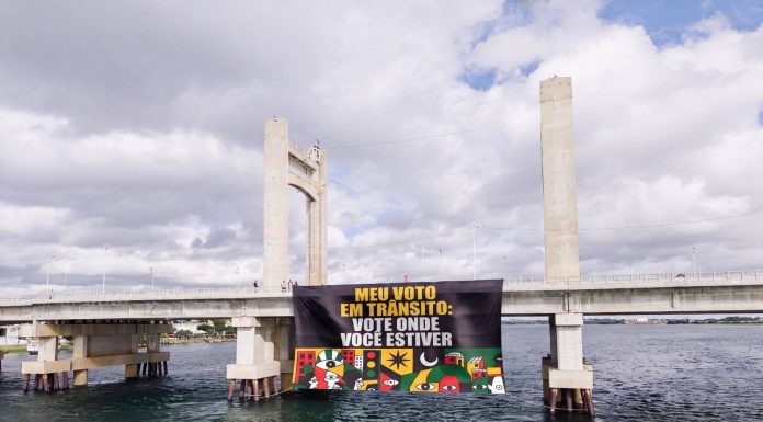 Ativistas realizam ato na Ponte Presidente Dutra pela importância do voto em trânsito