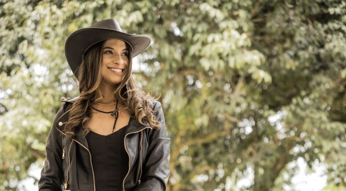 Shopping Costa Dourada promove apresentação da cantora Elayne neste sábado (12)