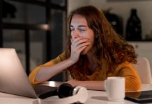 Mente acelerada: como os pensamentos afetam a qualidade do sono?