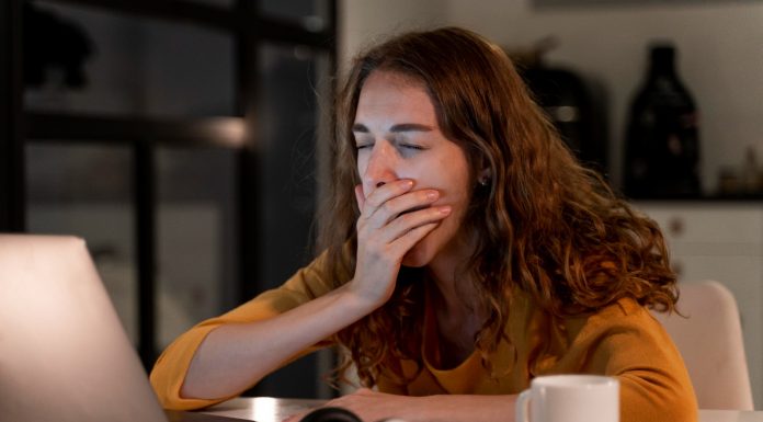 Mente acelerada: como os pensamentos afetam a qualidade do sono?